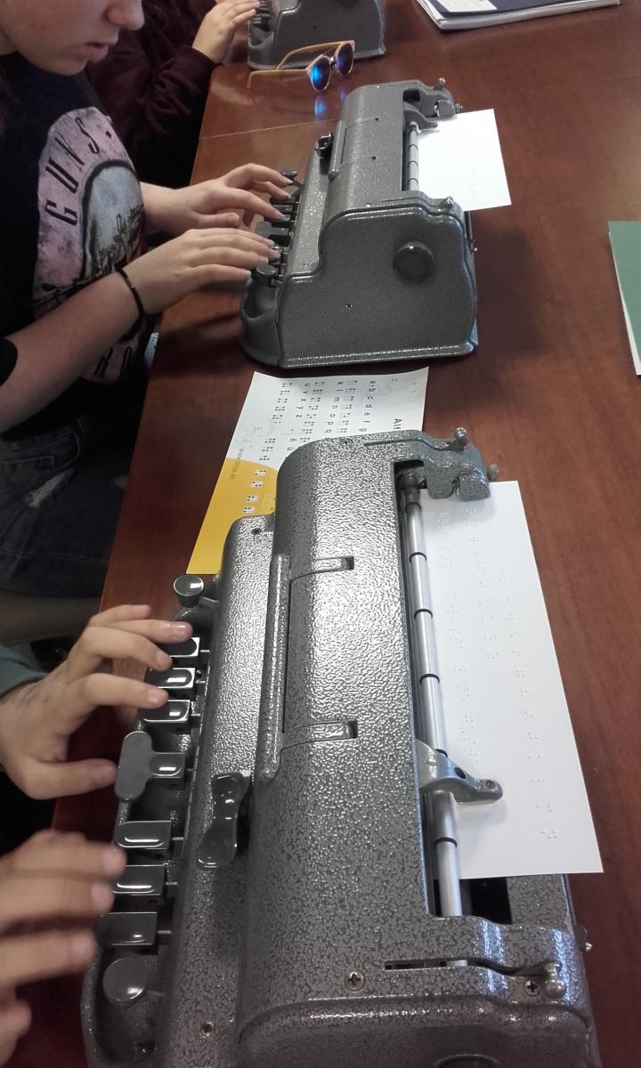 Alumnos participando nun taller de braille 