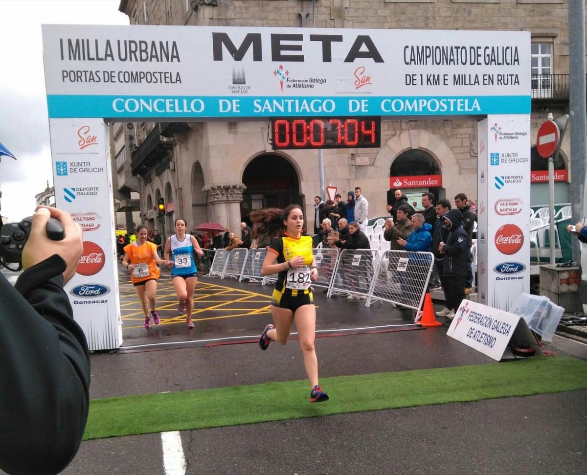 A atleta cruza a meta da I Milla Urbana Portas de Compostela