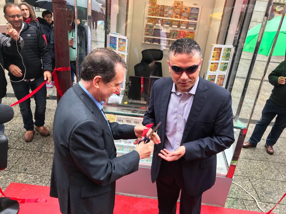 Abel Caballero y Manuel Martínez cortan la cinta del quiosco de la calle Urzáiz