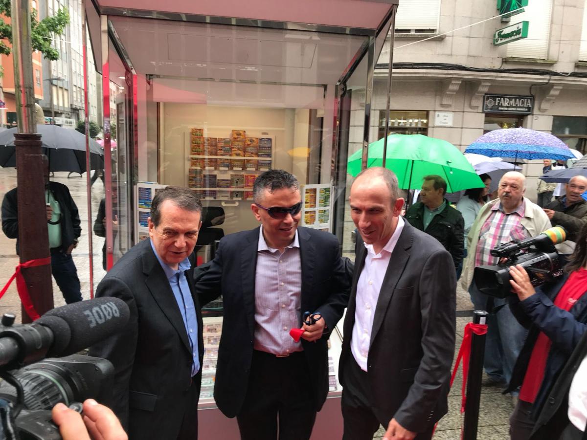 Alcalde de Vigo y responsables de ONCe posan ante el quiosco con el vendedor