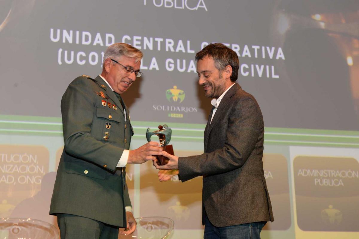 O coronel Sánchez Corbí, xefe da UCo recibe o galardón de mans do alcalde Xulio Ferreiro