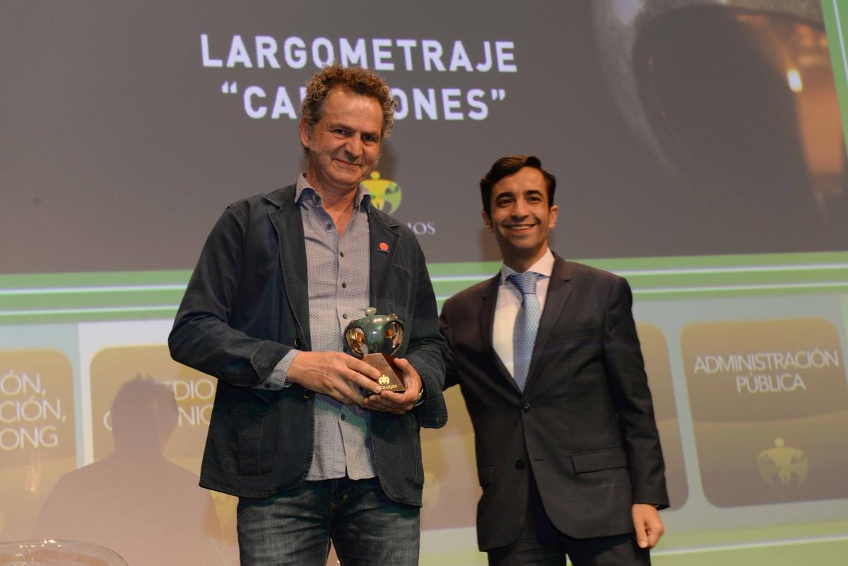 Luis Manso, produtor de Campeones recibe o premio de mans do conselleiro de Política Social da Xunta