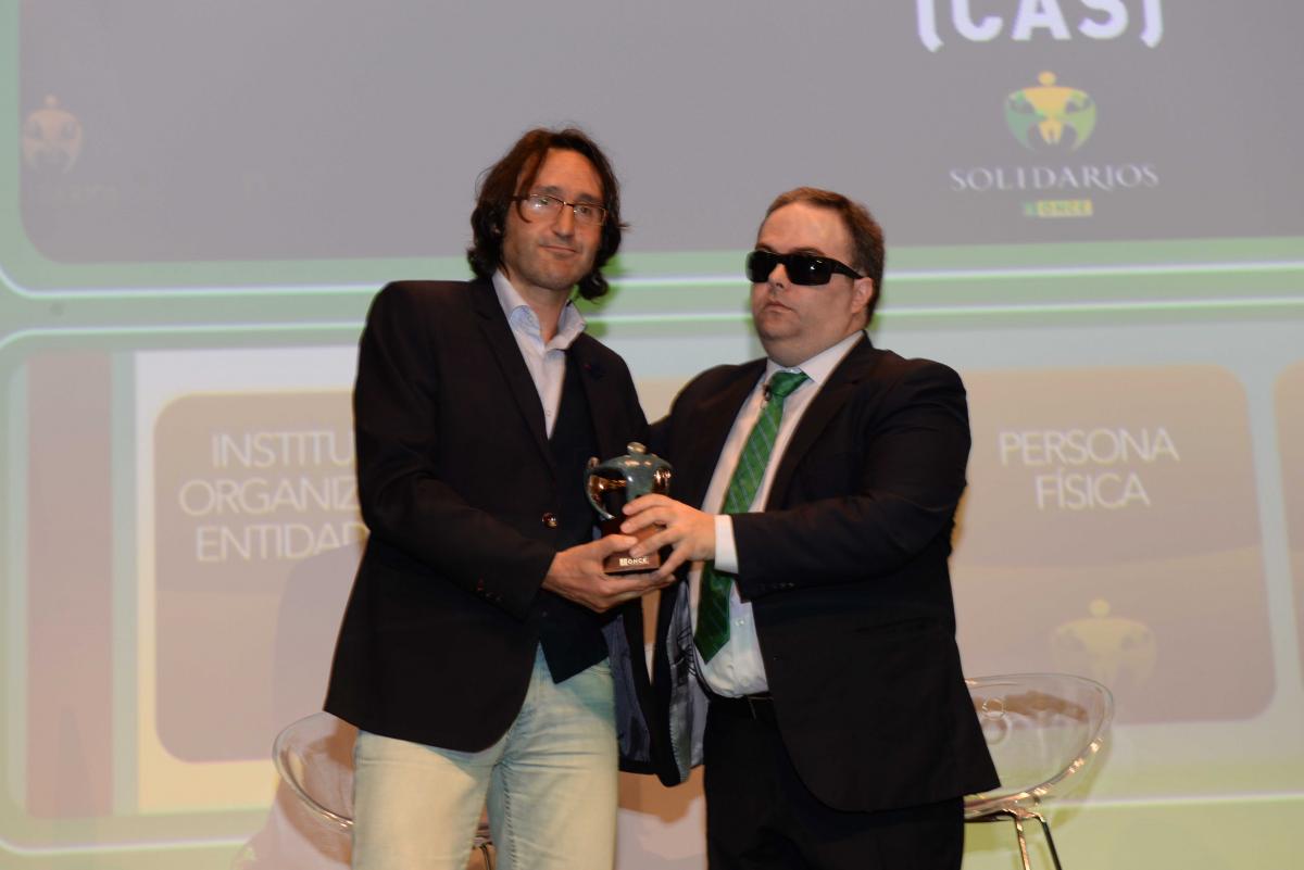 Carlos Fernández  entrega o premio ao presidente do Club Atletismo Sada
