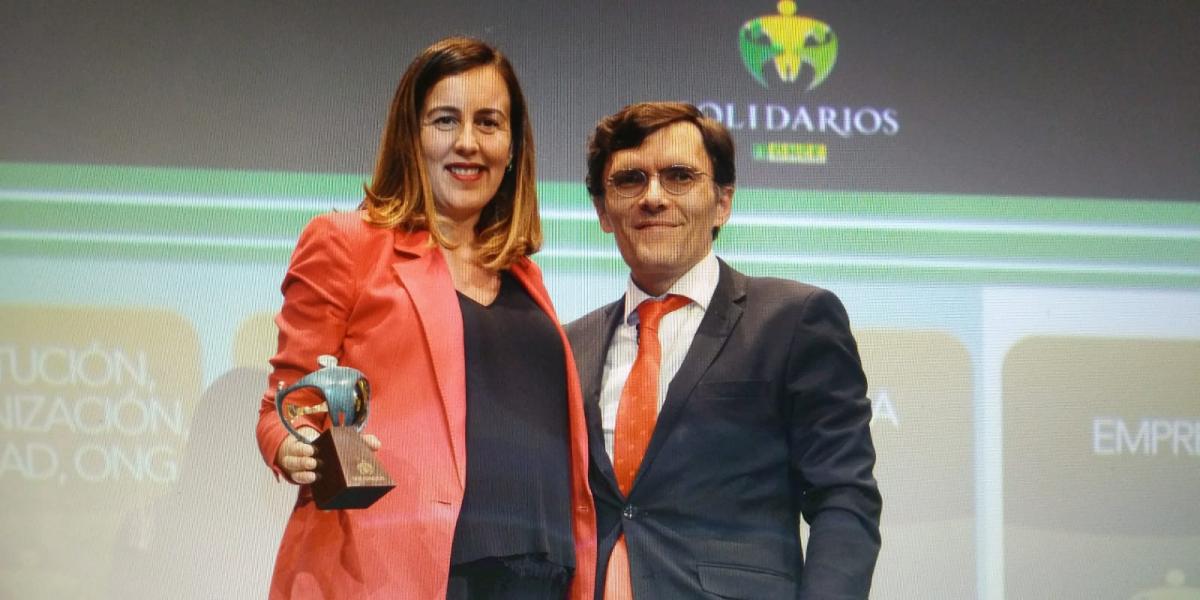 Alberto Durán entrega el premio a Gabriela González, directora de RSE de Vegalsa-Eroski