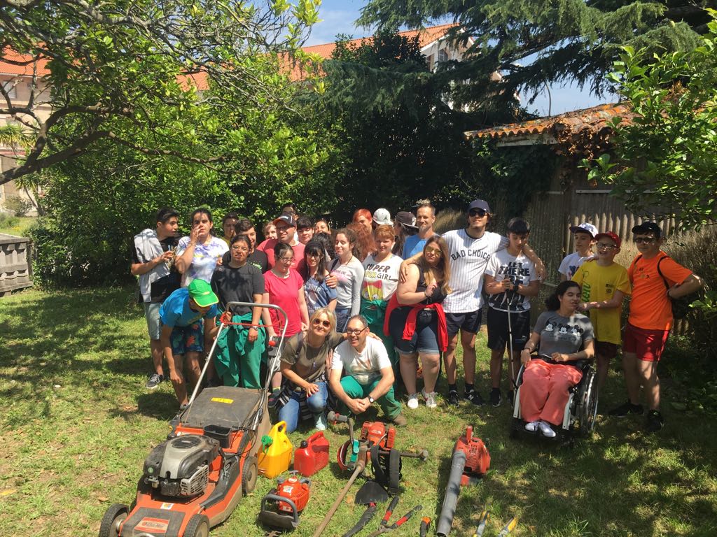 El grupo de alumnos con la Brigada d e Jardinería Juan XXIII