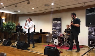 Jesús Suárez e a banda Mar de Fondo durante a súa actuación en Vigo
