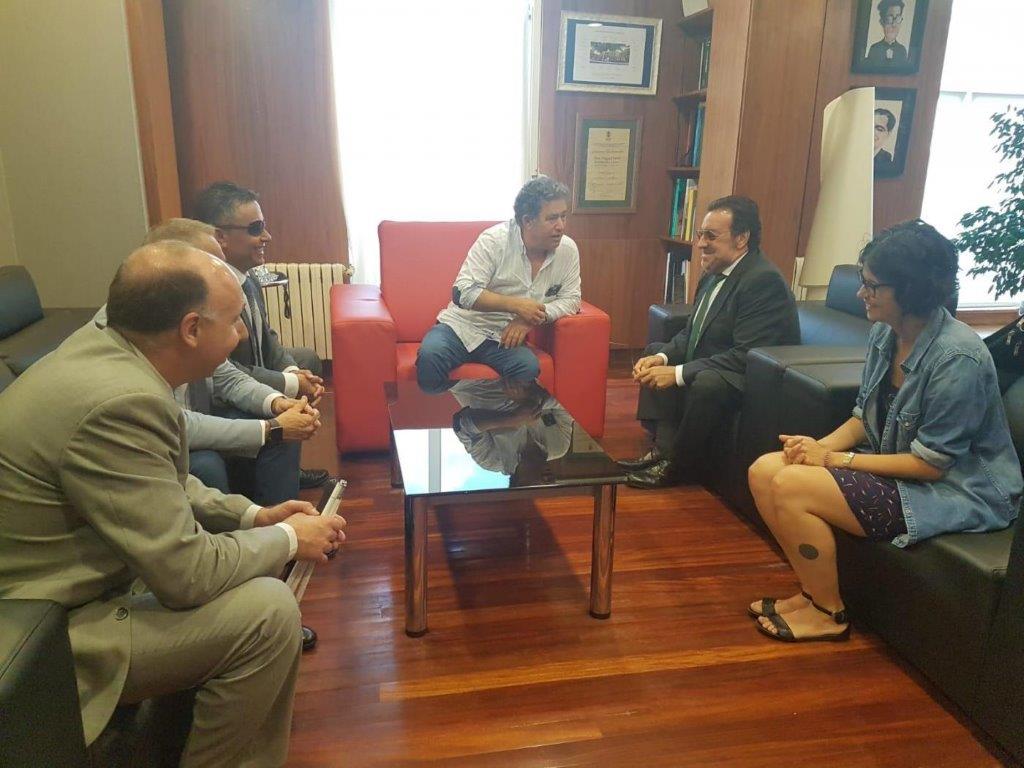 El alcalde mantuvo una reunión distendida en su despacho con los responsables de la ONCE