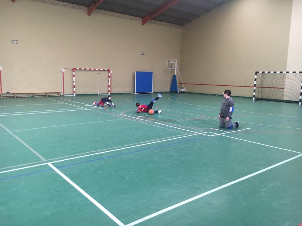 Imagen de los participantes jugando al goalball