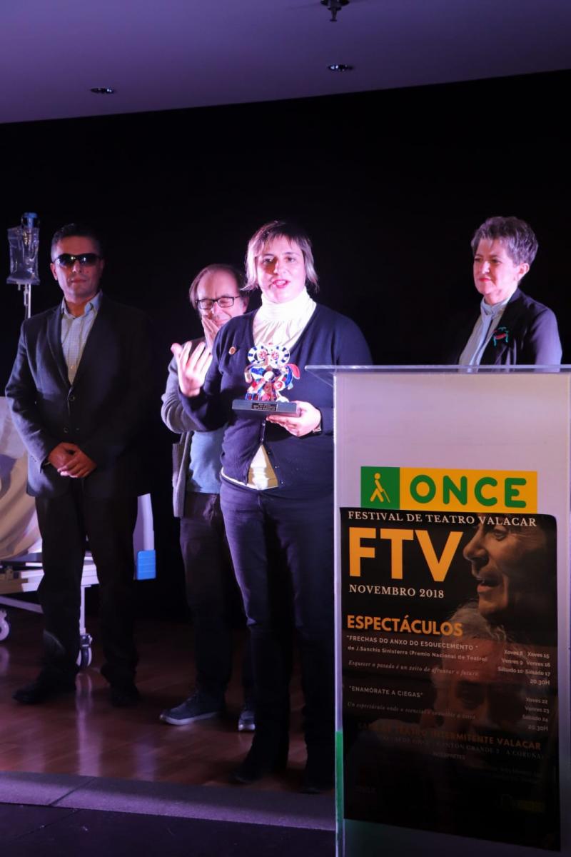 Na imaxe,  a actriz Patricia de Lorenzo sostén o premio ante a mirada de Manuel Martín, X.Ron e Dolores Venancio