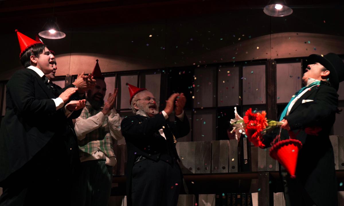 Na imae pódese ver outra escena de O Inspector na que participan varios actores interpretando unha esmorga