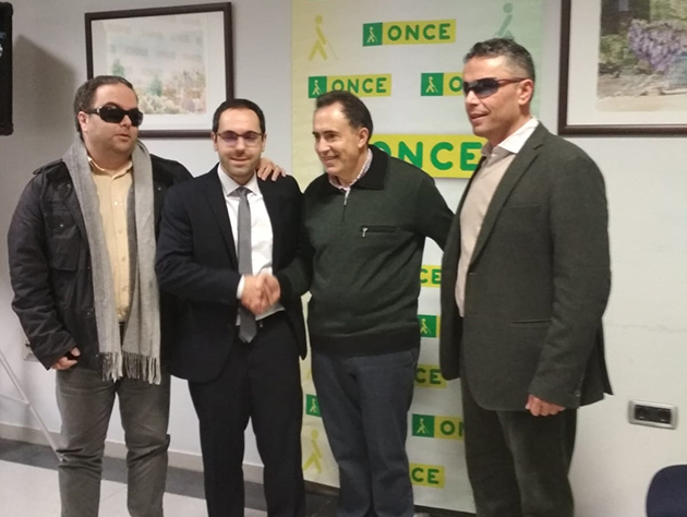 En la imagen aparecen el nuevo director, Jesús Sánchez, acompañado del anterior, Luis Domínguez,  y de los responsables de ONCE en Galicia