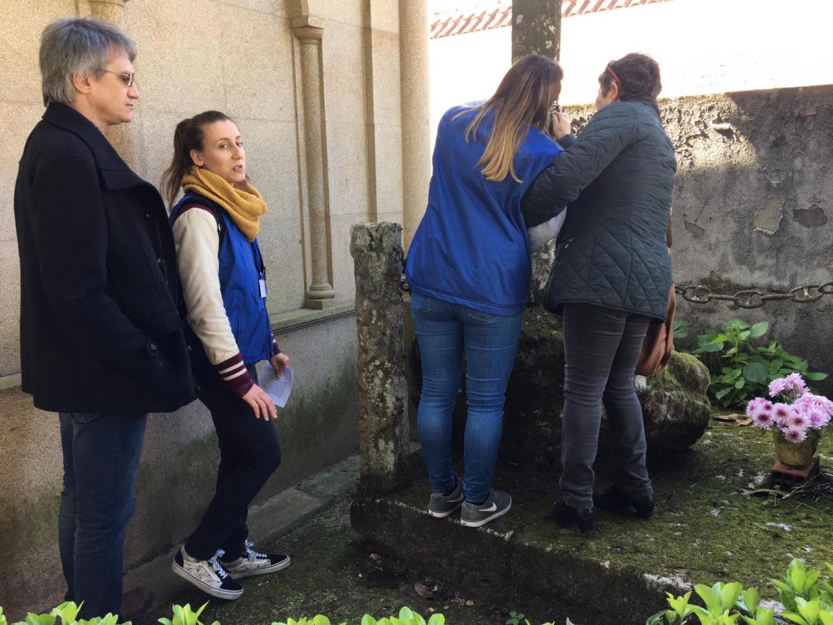 En la fotografía aparecen alumnos de FP de Turismo guiando a  unas afiliadas durante la visita al cementerio de San Mauro