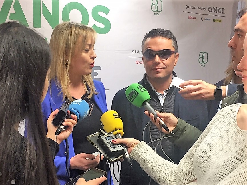 Manuel Martínez y la conselleira de Política Social de la Xunta respondiendo a preguntas de un grupo de periodistas
