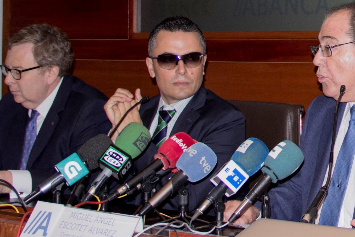 Manuel Martínez en un acto institucional con responsables de Abanca