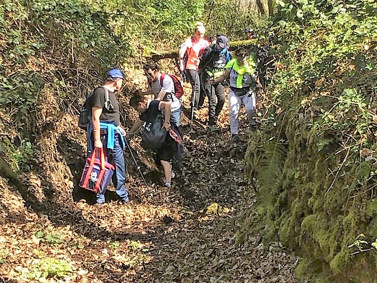 Imaxe duns sendeiristas salvando un barranco durante o percorrido pola Fraga
