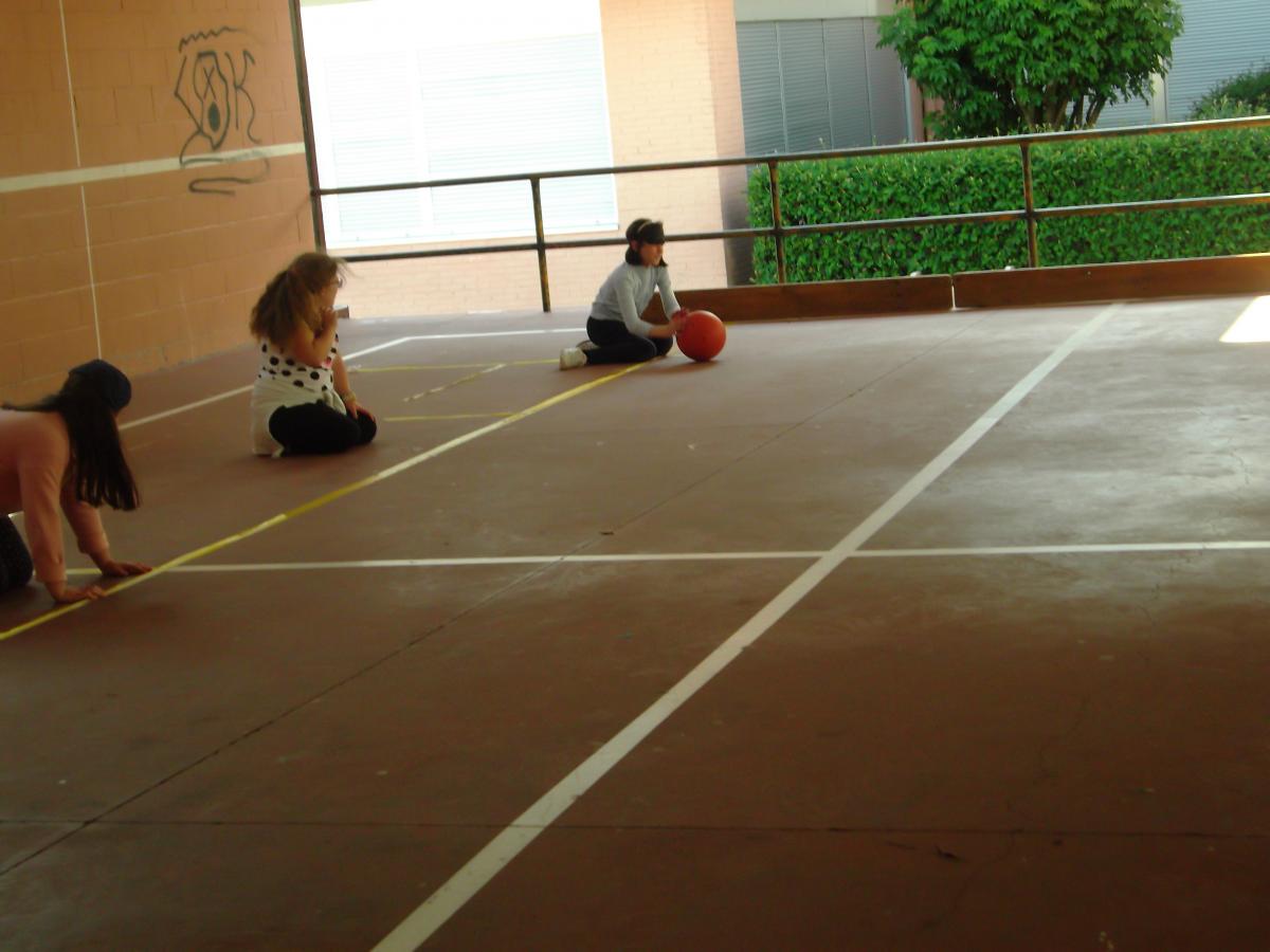 En la imagen se ve a un grupo de niñas practicando goalball