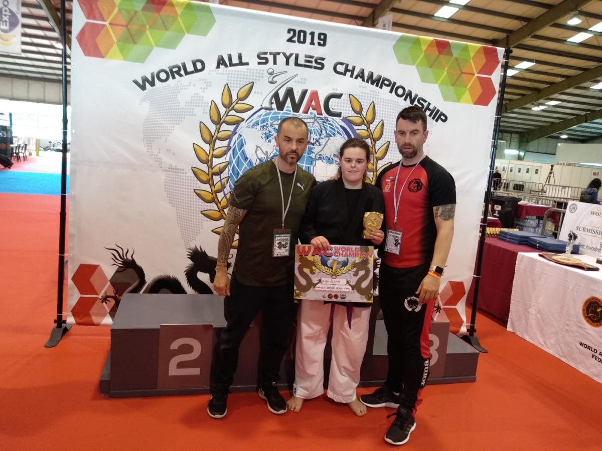 Mireya acompañada de sus  sus entrenadores en el WAC 2019 en Portugal