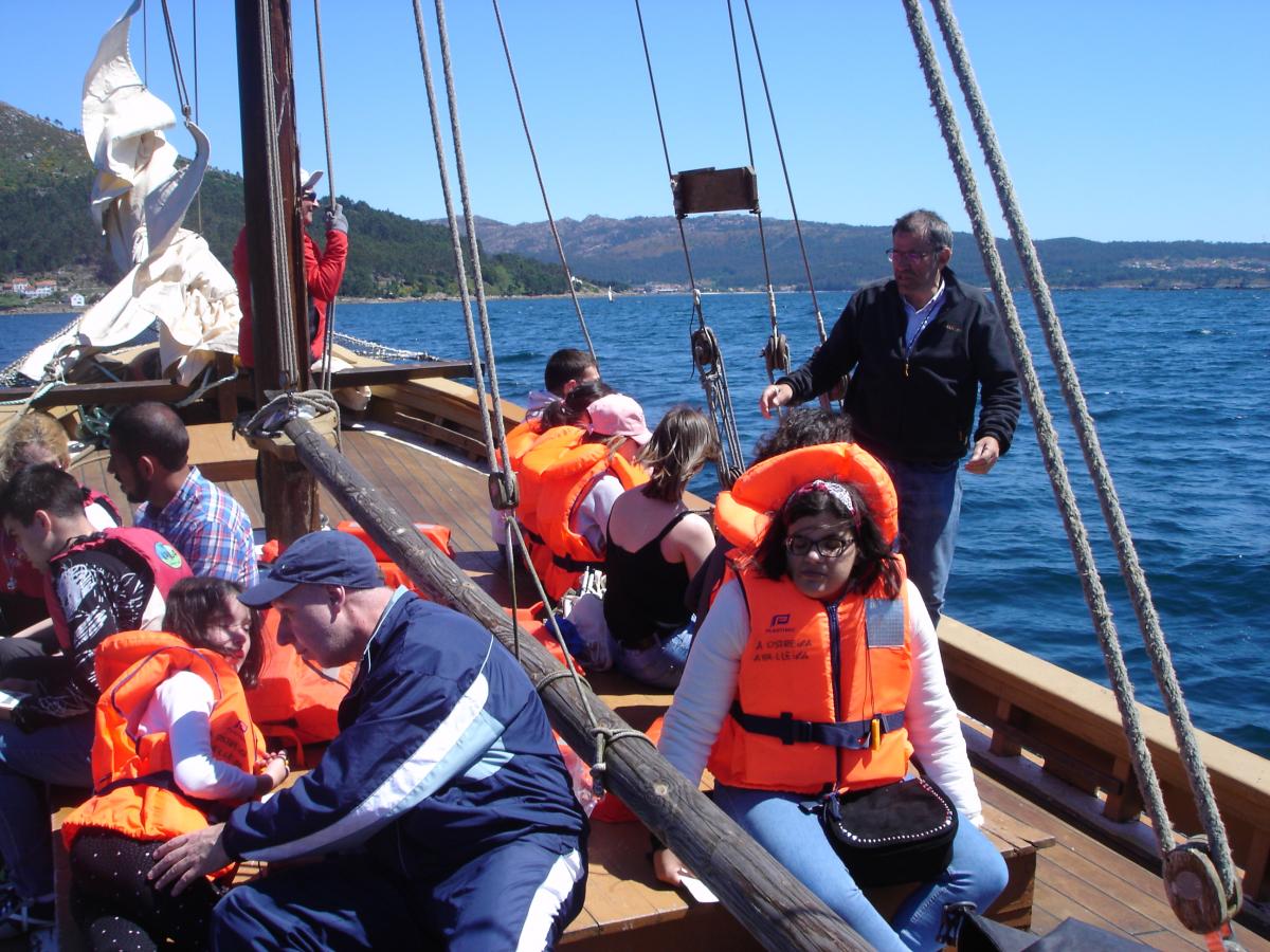 Na imaxe, o director do CRE e outros afiliados a bordo dunha embarcación