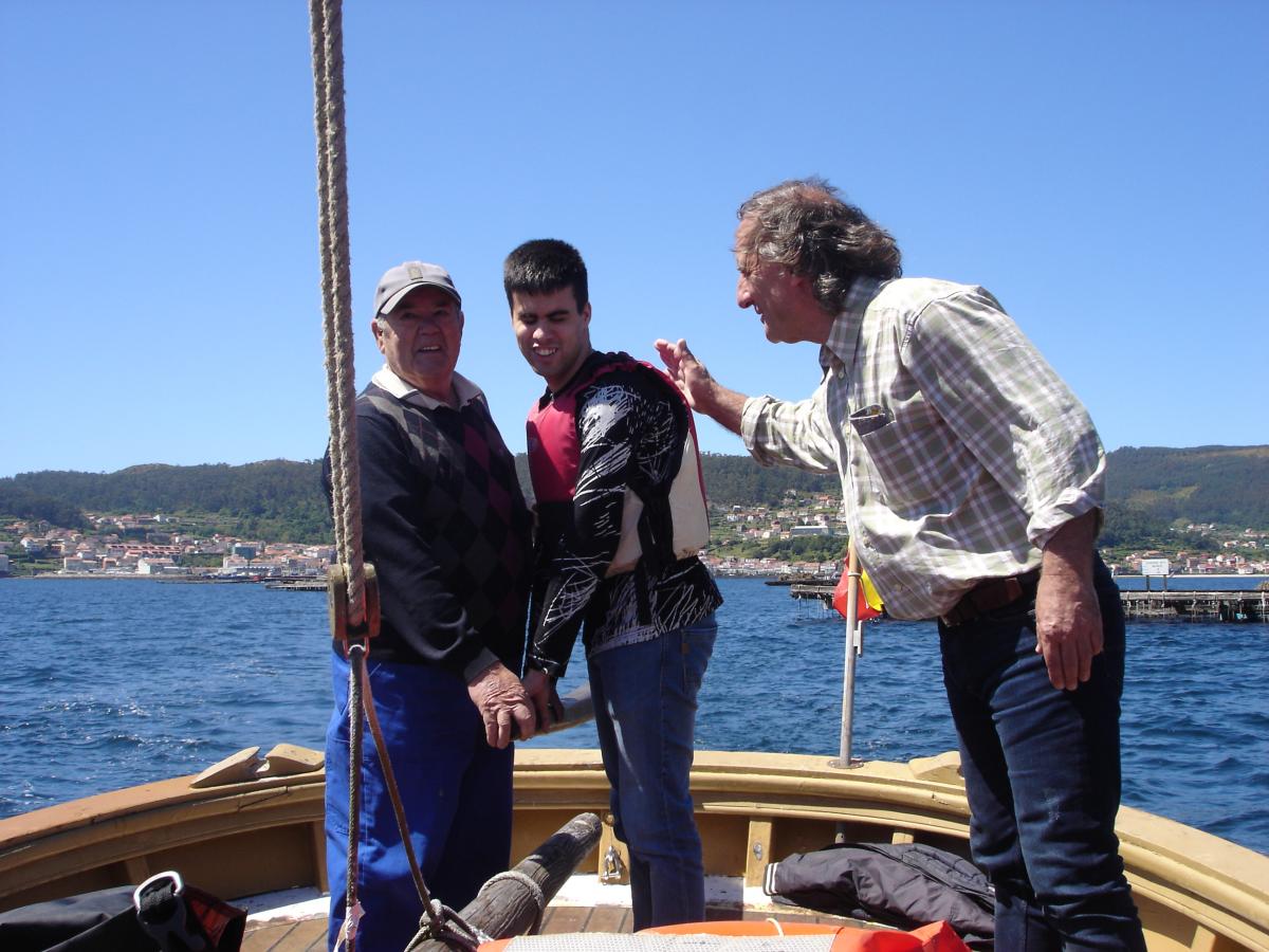 O xove afiliado cangués Iván Novegil aprendendo  a guiar a embarcación embarcación