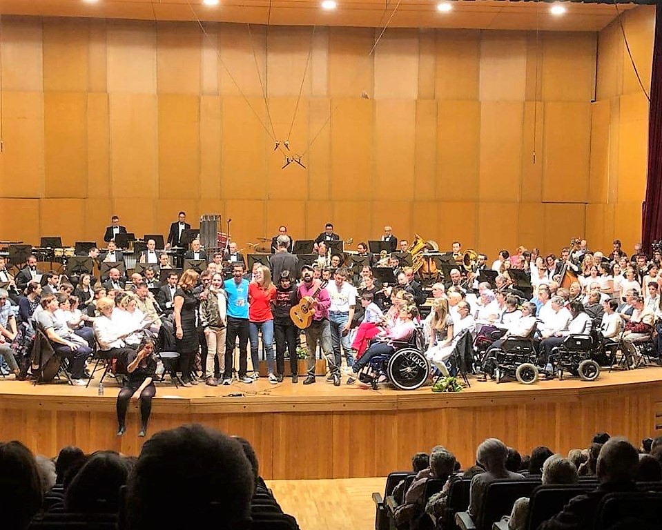 Na imaxe vese tódolos participantes  preparados para iniciar o concerto no Palacio da Ópera