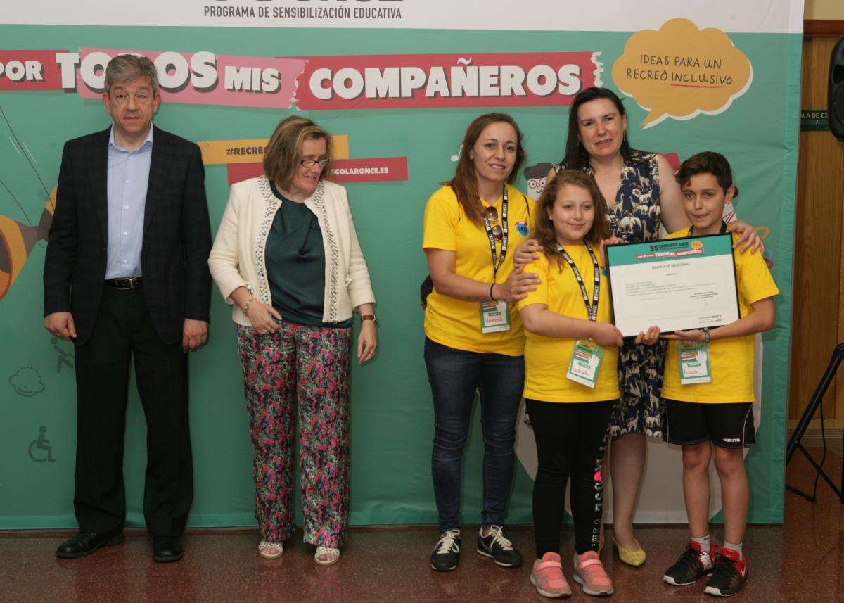 Los directivos ONCE hacen entrega del diploma acreditativo de ganadores del 35 Concurso Escolar a los escolares gallegos de Beluso-Bueu