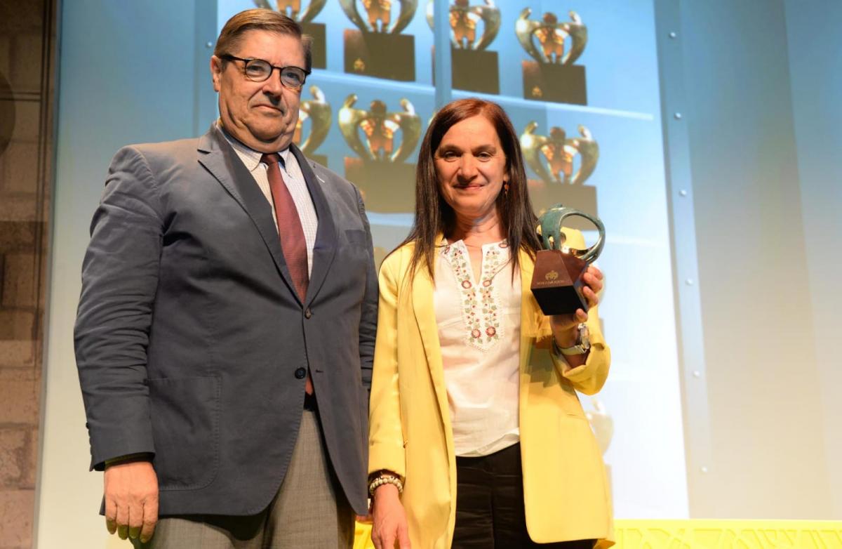 La decana del Colegio de Psicología recibe el premio de manos del rector de la Universidade de A Coruña