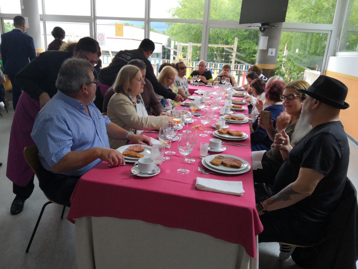 Un buen número de afiliados asistió al desayuno saludable en el Centro VEcinal de Balladares