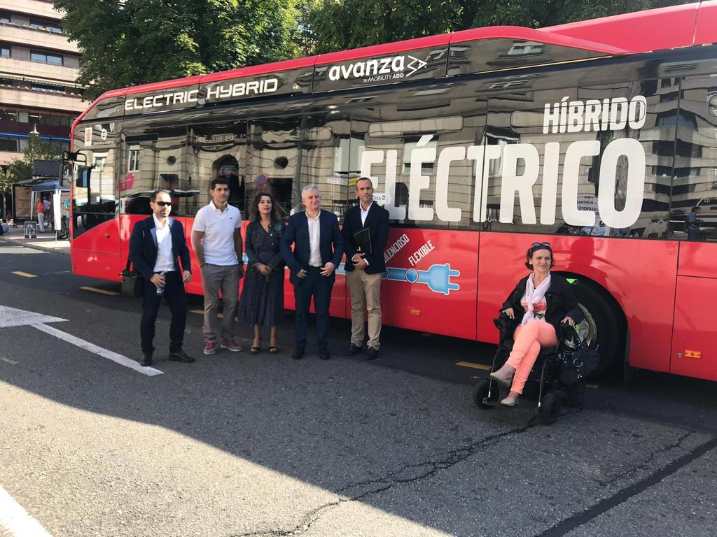 El director de ONCE-Ourense posó con el concejal de ovilidad ante el autobús híbrido eléctrico