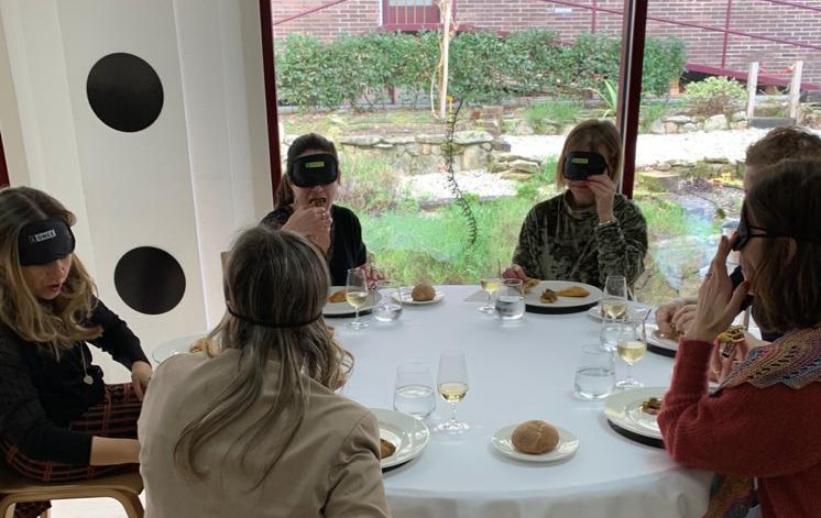 Un grupo de jóvenes asistentes al almuerzo se pusieron antifaces para experimentar cómo se siente una persona al comer privada de visión