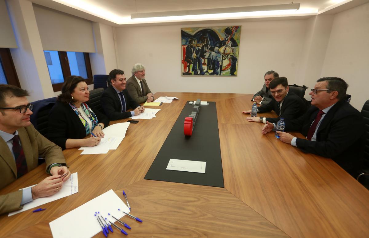 Fotografía de la reunión mantenida entre representantes de Fundación ONCE y el conselleiro de Cultura de la Xunta de Galicia