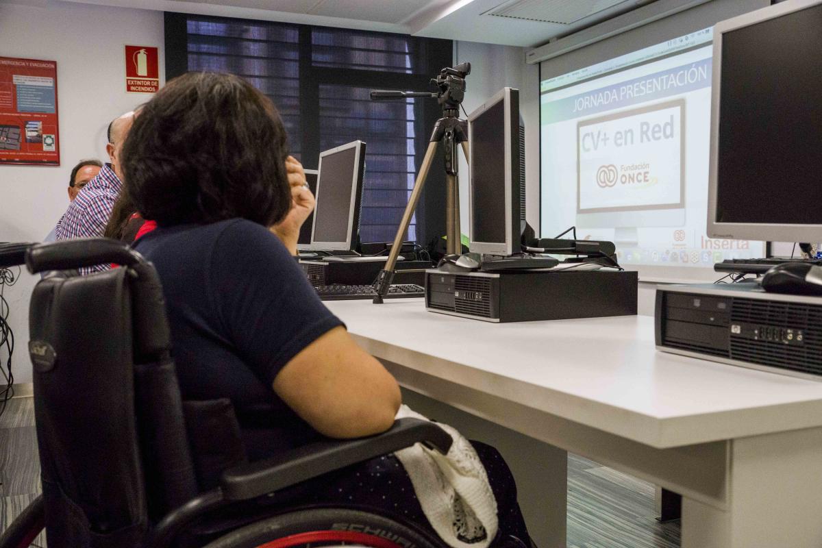 Varias personas con discapacidad asistiendo a un curso de formación de Inserta