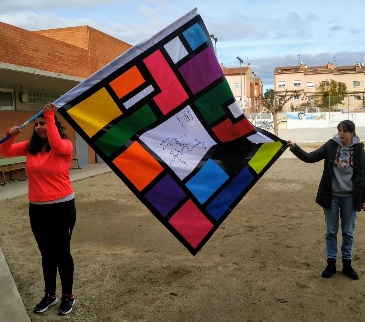 En la fotografía aparecen unos adolescentes portando una de las banderas que diseñó su grupo