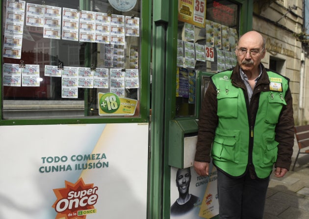 Fotografía de Manuel Barros delante de su quiosco de venta en A Estrada (Pontevedra)