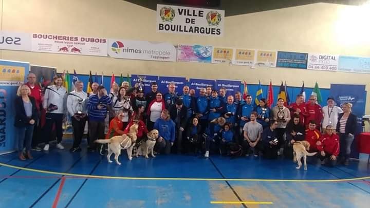 Fotografía de todos los participantes en el Circuito Europeo de Esgrima a Ciegas celebrado en Francia