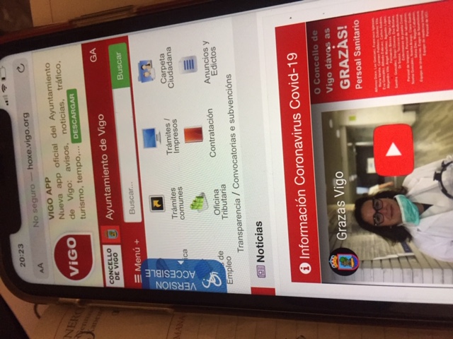 Imaxe  da portada da web oficial do Concello de Vigo na pantalla dun smartphone