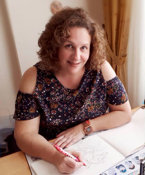 Fotografía de la profesora María José Mosquera Beceiro,, en su estudio de trabajo como ilustradora