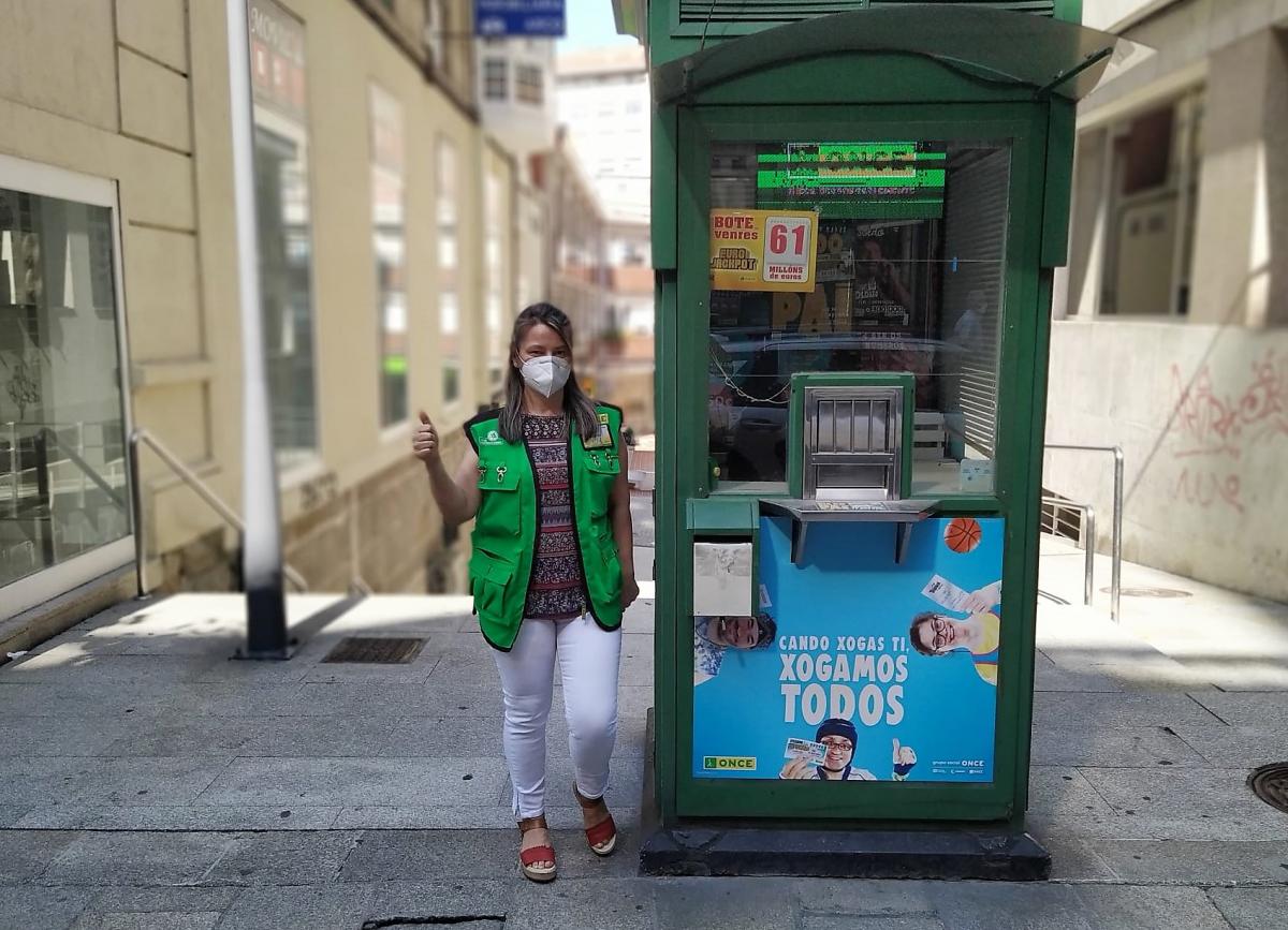Ángeles Rodríguez delante de su kiosco en Ourense