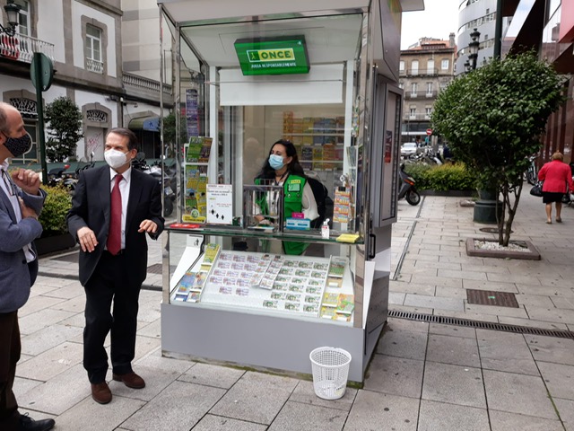 El alcalde de Vigo Caballero en el kiosco ONCE donde compró cupones de la desescalada