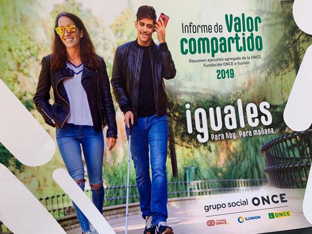 Imagen de la portada del IVC 2019 en la que dos jóvenes afiliados, chica y chico, caminan sonrientes por un paraje natural