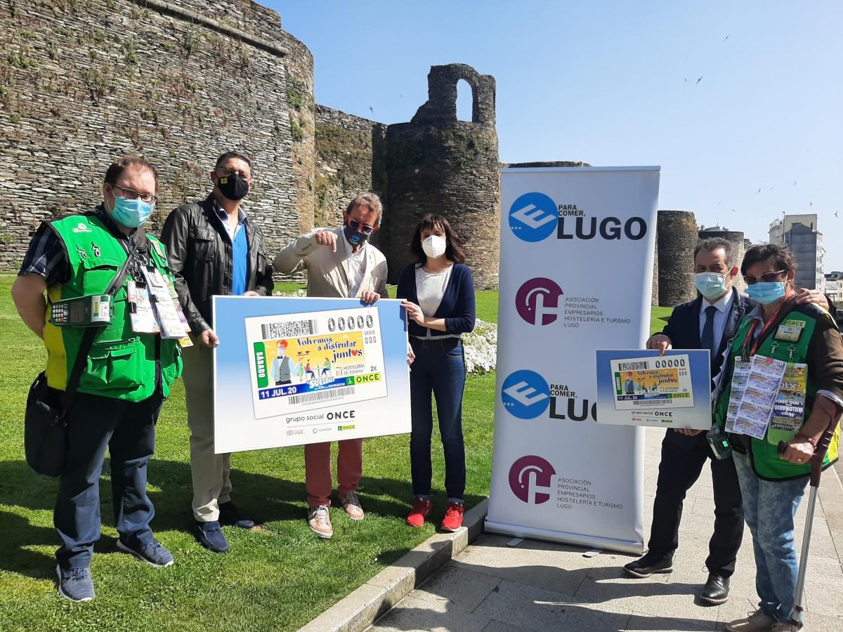 Fotografía de la presentación del cupón dedicado a Hostelería ante la muralla de Lugo