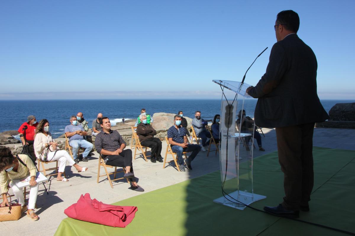 Na imaxe poemos ver de costas ao delegado da ONCE, Manuel Martínez, dirixíndosea ao público convidado á presentación do cupón