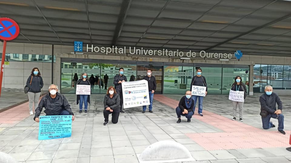  Imagen de la concentración de la FAXPG ante el hospital de Ourense