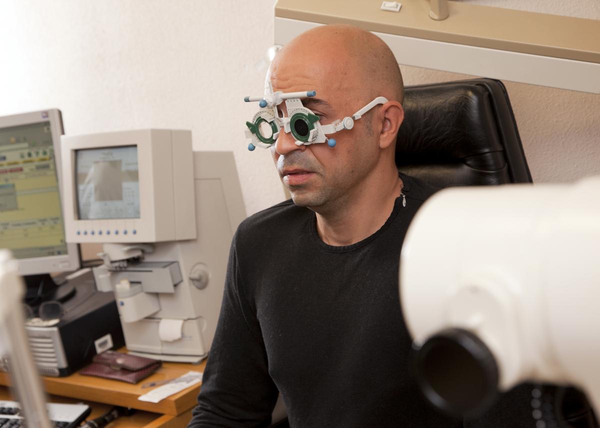 En la imagen aparece un hombre de mediana edad durante una revisión oftalmológica