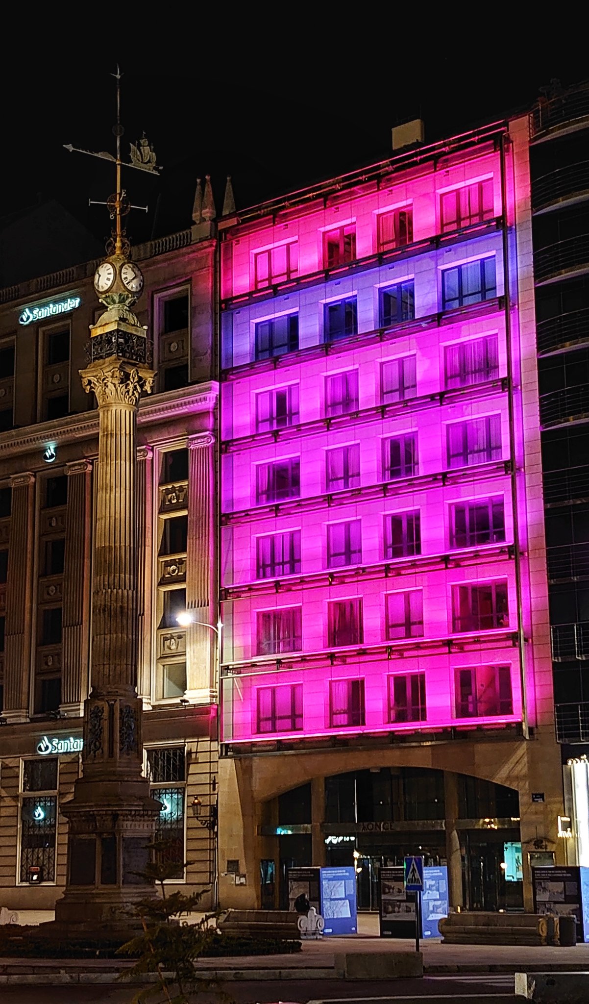 Fotografía do Edificio ONCE en A Coruña iluminado de rosa en apoio á loita contra o CAncro de mama