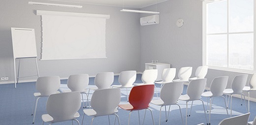 Imagen simbólica de un aula vacía , toda en blanco, excepto una de las sillas de pupitre, marcada en rojo, que ubica al alumno/a acosado/a