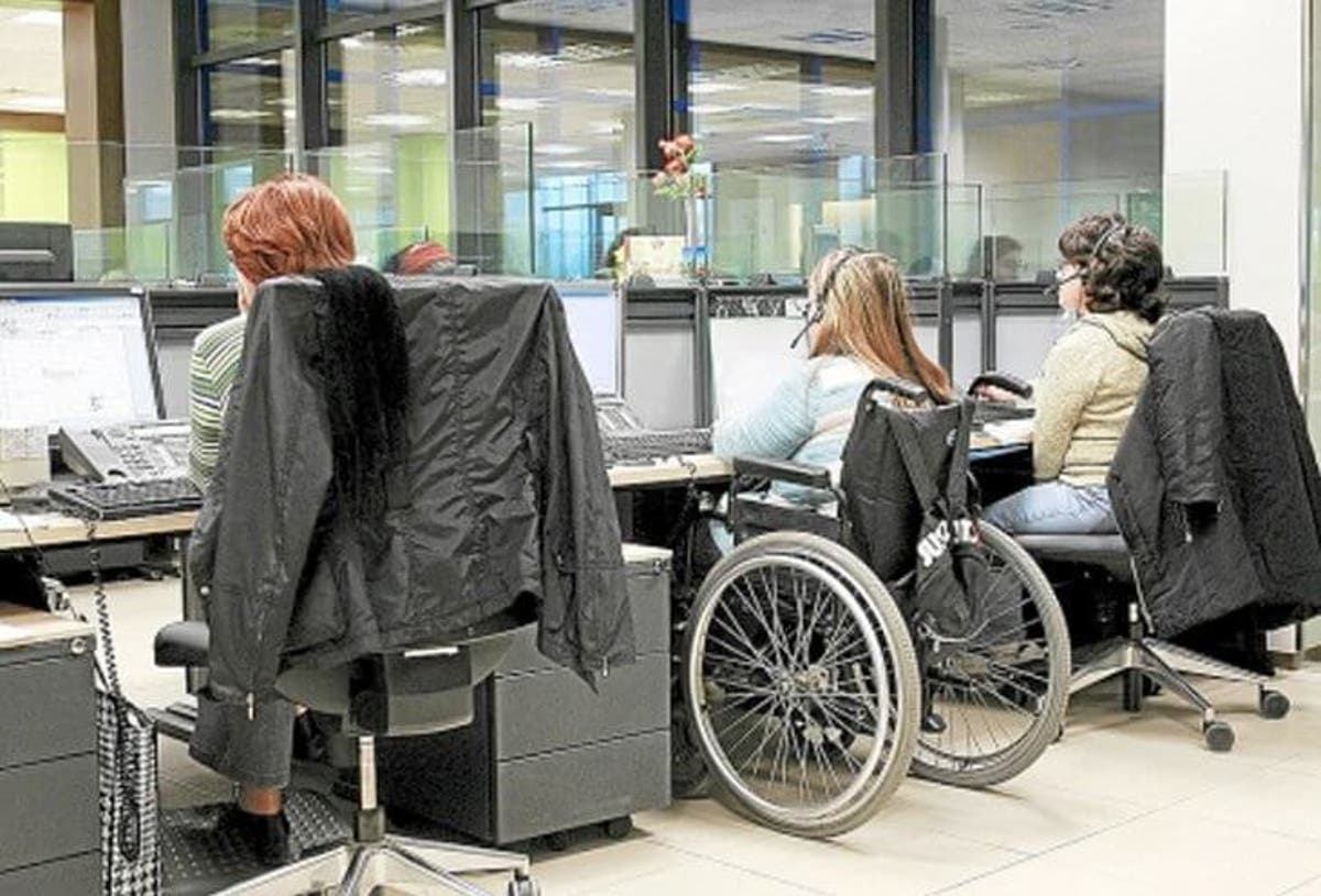 Imagen de varias  mujeres, una de ellas en silla de ruedas, el entorno laboral de una empresa