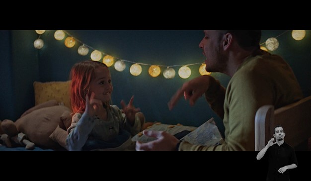 Fotograma de la campaña en el que aparece una niña interactuando con su padre