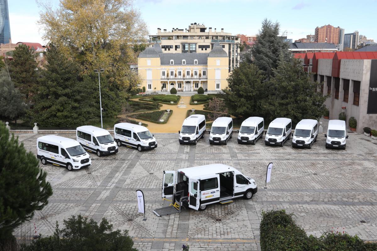 Fotografía de las 11 furgonetas entregadas en Madrid, una de las cuales recogió la ASociación Ágora de Monforte