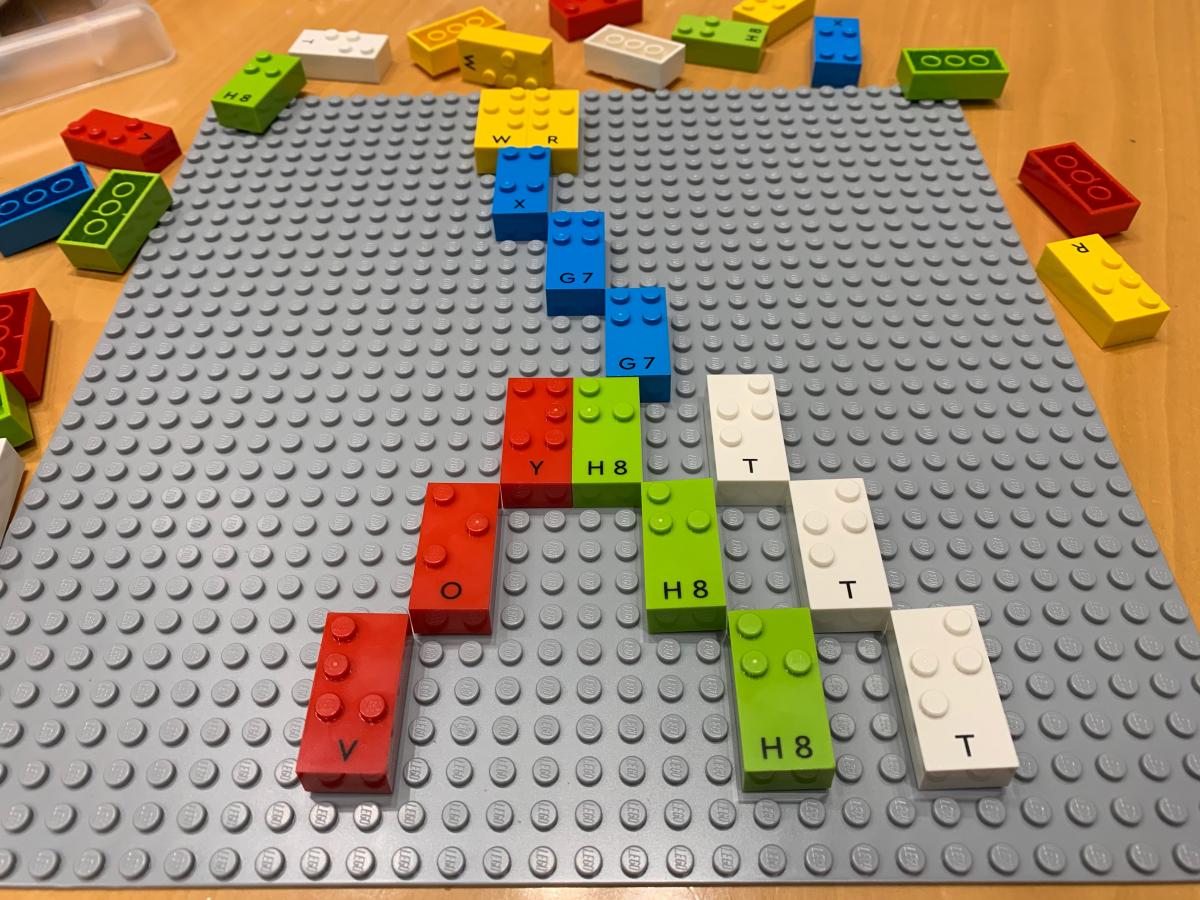 Fotografía en la que se ven piezas del kit Lego entregado a los escolares