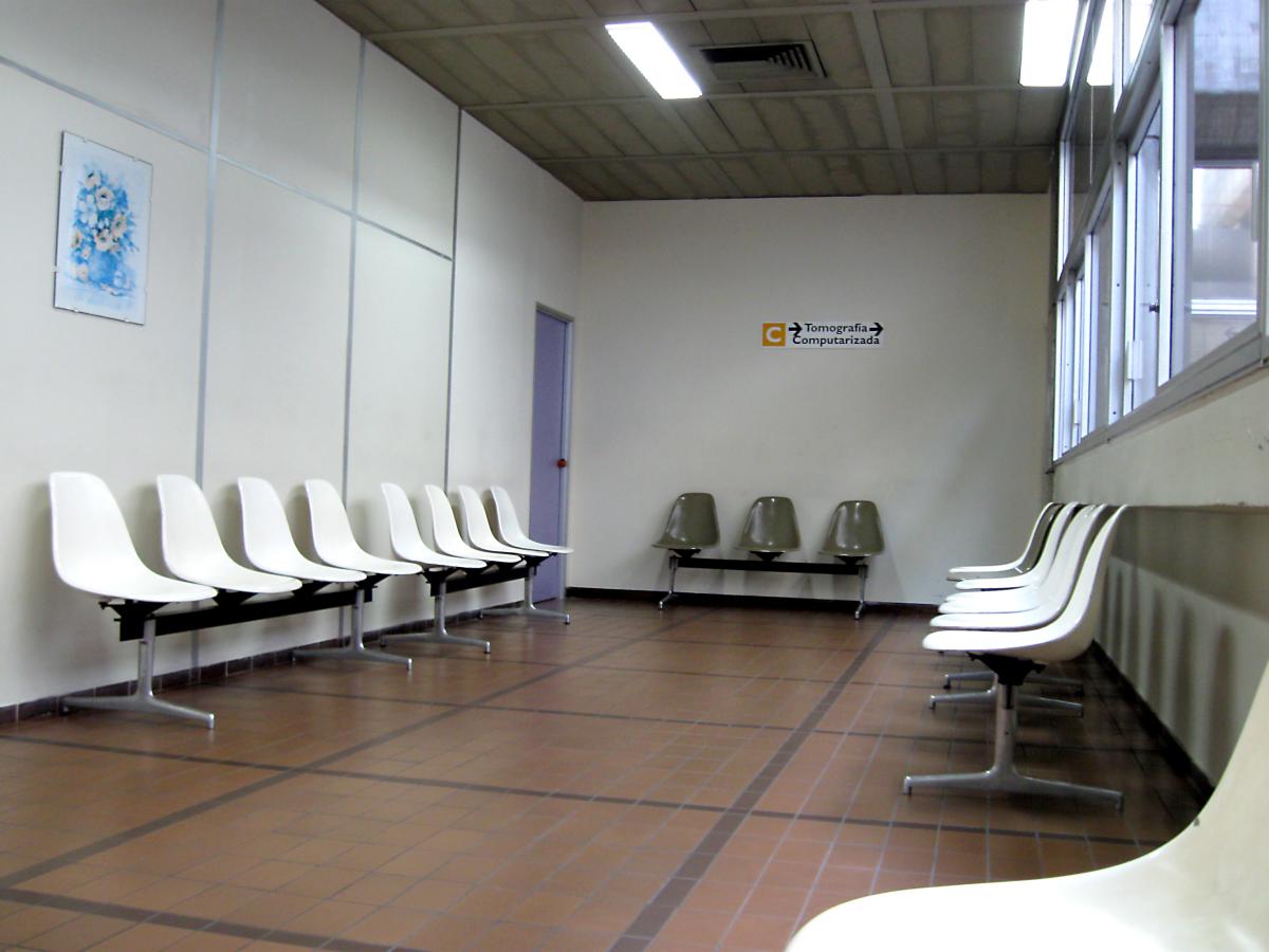 Fotografía d e una sala de espera vacía de un centro de salud